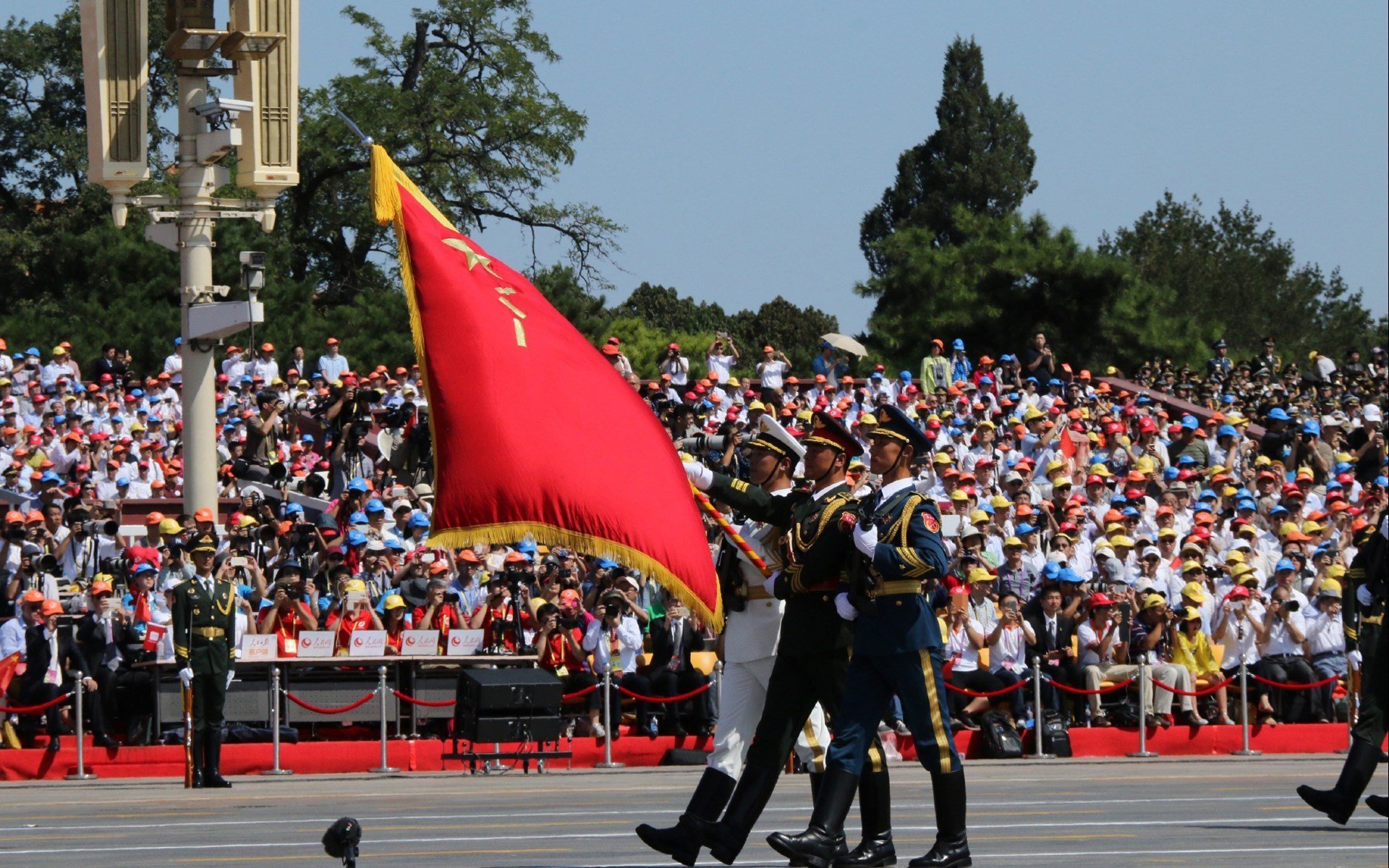 未来足球:智慧场馆实现全天自适应照明,节能环保新标准,智能足球场设备采购