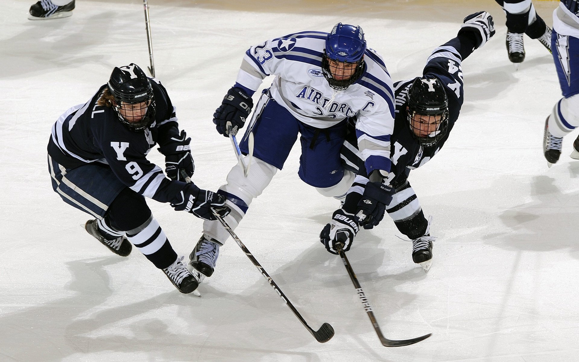 苏炳添出席新跑鞋发布活动担任嘉宾，苏炳添专属跑鞋